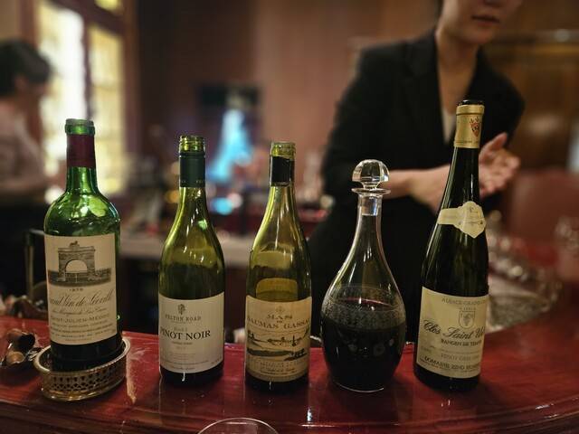 1970년대부터 2010년대까지 여러 빈티지의 세계 각지 와인. 천호성 기자