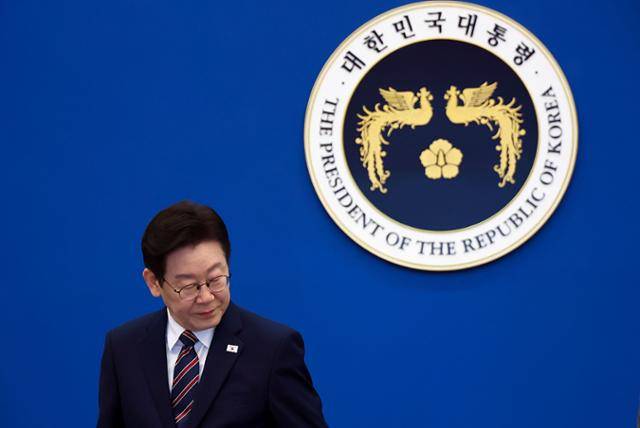 이재명 대통령이 12일 수석보좌관회의를 주재하기 위해 청와대 세종홀에 들어서고 있다. 왕태석 선임기자