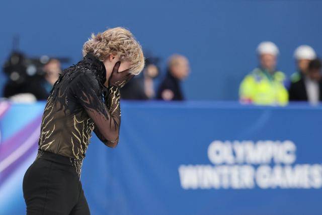 미국 피겨스케이팅 일리아 말리닌이 14일(한국시간) 이탈리아 밀라노 아이스 스케이팅 아레나에서 열린 2026 밀라노·코르티나 담페초 동계올림픽 피겨스케이팅 남자 싱글 프리스케이팅에서 경기를 마친 뒤 아쉬워하며 얼굴을 감싸쥐고 있다. 밀라노=연합뉴스