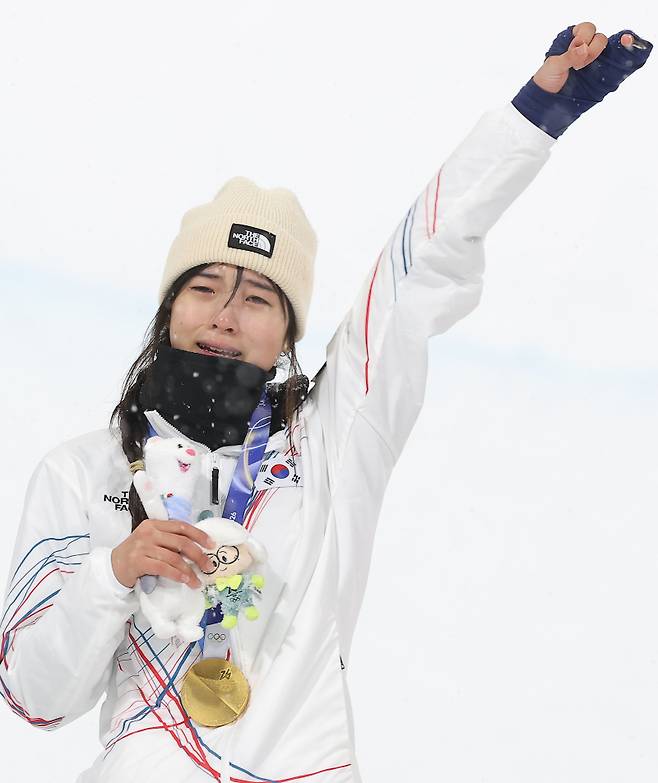 <yonhap photo-3529="">12일(현지시간) 이탈리아 리비뇨 스노파크에서 열린 2026 밀라노·코르티나담페초 동계 올림픽 스키 스노보드 여자 하프파이프 결선에서 90.25점을 획득해 금메달을 획득한 한국 최가온이 시상대에 올라 눈물을 흘리며 팔을 들어보이고 있다. 2026.2.13 [연합뉴스]</yonhap>
