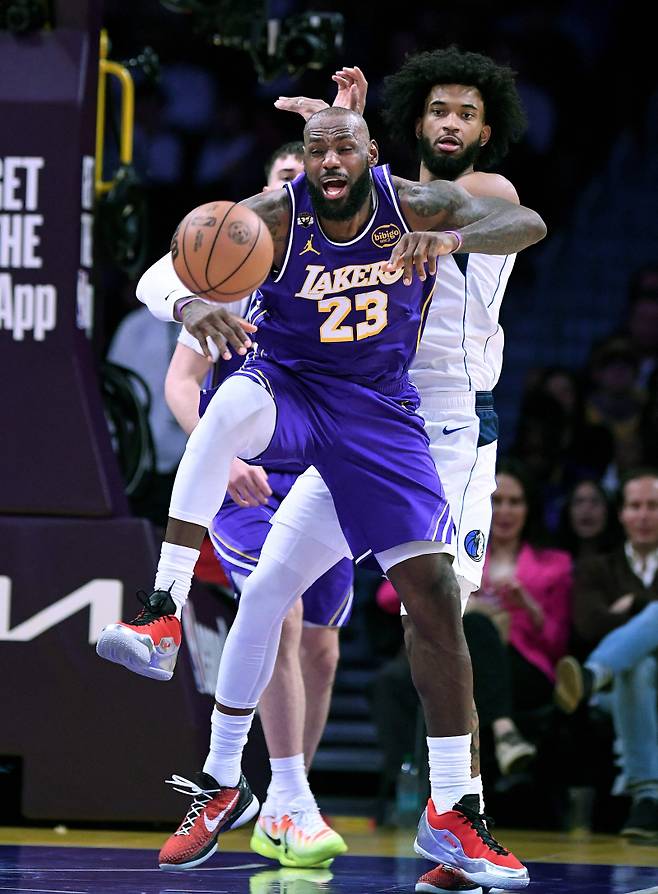 <yonhap photo-6419="">13일(한국시간) 댈러스전에서 트리플더블을 달성한 르브론 제임스. [AFP=연합뉴스]</yonhap>