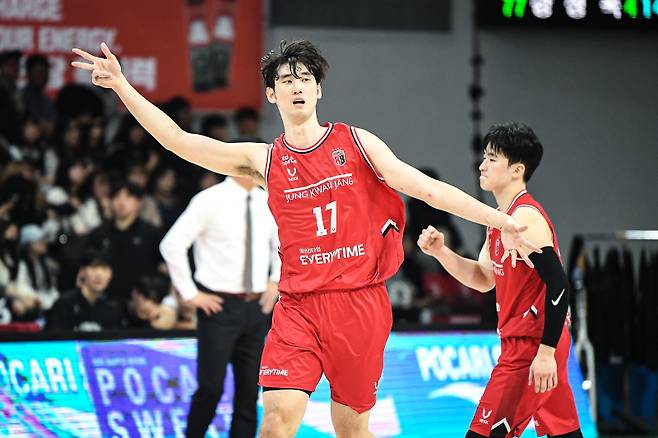 13일 안양 정관장 아레나에서 열린 2025~26 프로농구 정규리그 수원 KT전에서 맹활약한 김경원. KBL 제공