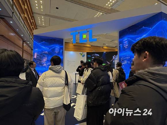 세미콘코리아 2026 전시장에서 대학생들이 도쿄일렉트론(TEL)코리아 부스를 둘러보고 있다. [사진=권서아 기자]