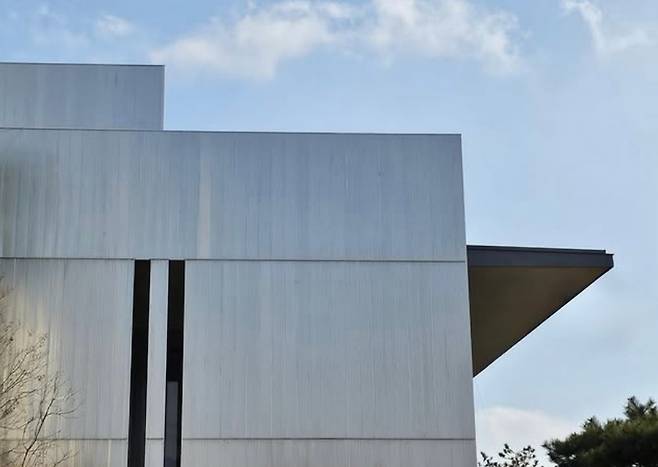 본태박물관 신관 ‘본스타’ 외관. 스테인리스 외피에 제주의 빛과 하늘이 반사되며 시간에 따라 다른 표정을 보여준다. (본태박물관 SNS)