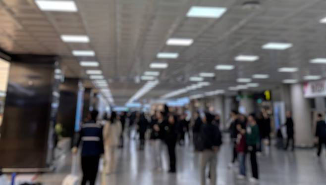 14일 오후, 설 연휴를 맞아 제주공항 도착장에 마중 인파와 이용객이 몰리며 혼잡한 모습을 보이고 있다.