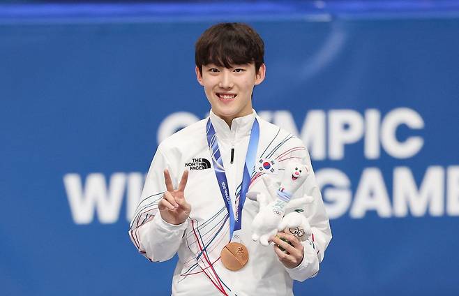 쇼트트랙 남자 1000m에서 동메달을 획득한 임종언이 12일(현지시간) 이탈리아 밀라노 아이스 스케이팅 아레나에서 열린 쇼트트랙 남자 1000m 시상식에서 포즈를 취하고 있다. 김종호 기자