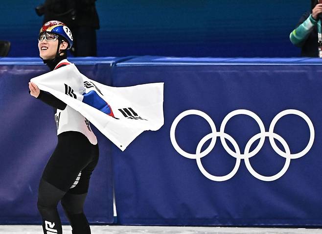 쇼트트랙 임종언이 12일(현지시간) 이탈리아 밀라노 아이스 스케이팅 아레나에서 열린 2026 밀라노 코르티나담페초 동계올림픽 쇼트트랙 남자 1000m 결승에서 동메달을 확정한 뒤 태극기를 두르고 기뻐하고 있다. 김종호 기자