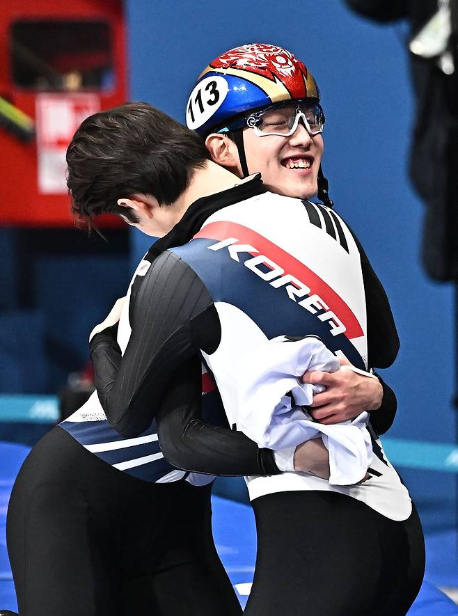 13일(한국시간) 이탈리아 밀라노 아이스스케이팅 아레나에서 쇼트트랙 남자 1000m 결승전이 열렸다. 동메달을 따낸 임종언이 신동민과 기쁨을 나누고 있다. 밀라노=김종호 기자