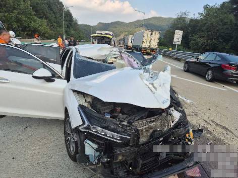 전방주시태만으로 추정되는 승용차의 작업차량 충돌 현장. 사진 한국도로공사