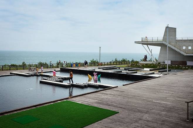 바다가 손에 잡힐 듯 가까운 옥계휴게소. 바다를 보며 쉬었다 가기 좋은 휴게소다. 사진 한국도로공사