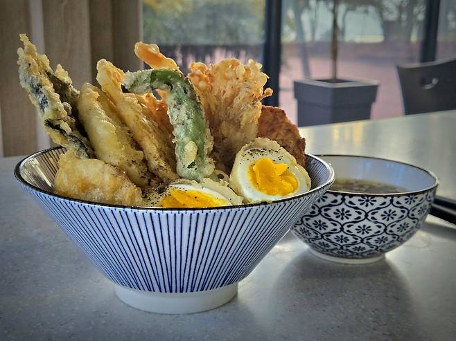 익산미륵사지휴게소의 마마텐동. 일본식 덮밥으로, 다양한 튀김을 수북이 쌓아준다. 사진 한국도로공사