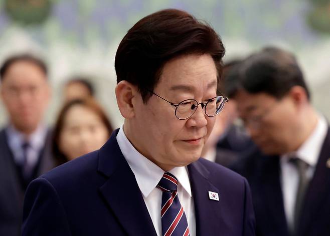 이재명 대통령이 12일 청와대에서 열린 수석보좌관회의에 입장하고 있다. 뉴스1