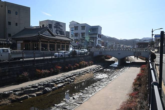 충남 공주 제민천 일대 모습. 한옥이 곳곳에 들어서면서 고도 공주의 매력을 더하고 있다. 사진 국가유산청