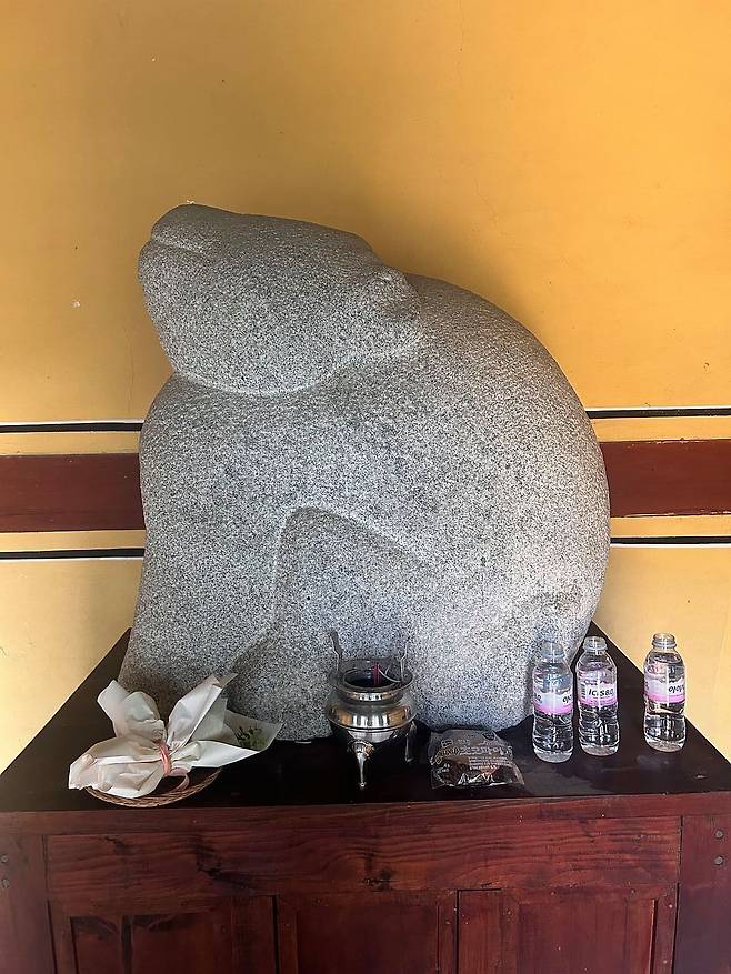 공주 고마나루 곰사당에서 만날 수 있는 곰 석조상. 1972년 웅진동에서 출토된 백제 시대 돌곰을 본떠 만든 것으로 원본은 국립공주박물관에 있다. 강혜란 기자