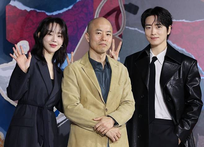 10일 서울 중구 앰배서더서울풀만호텔에서 열린 넷플릭스 드라마 '레이디 두아' 제작발표회에서 배우 신혜선(왼쪽부터), 김진만 감독, 배우 이준혁이 포즈를 취하고 있다. 연합뉴스