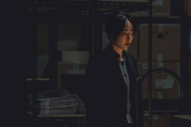 13일 공개된 넷플릭스 시리즈 '레이디 두아'는 세상을 바꿀 수 없어 자신의 정체를 바꾸기로 한 사라킴(신혜선)과 그의 행적을 좇는 형사 박무경(이준혁)의 이야기다. 사진 넷플릭스