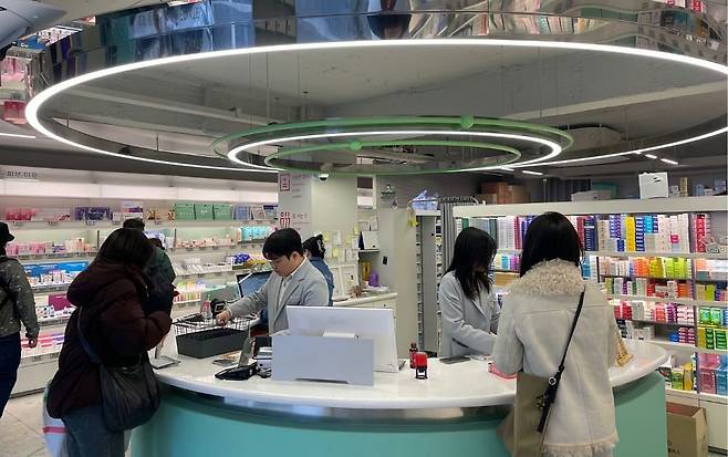 상담하고 결제하기 바쁜 홍익약국의 약사들. 이들은 카운터 밖을 나와 제품 구매를 고민하는 고객들에게 직접 피부 상담을 해주기도 한다. 김세린 기자