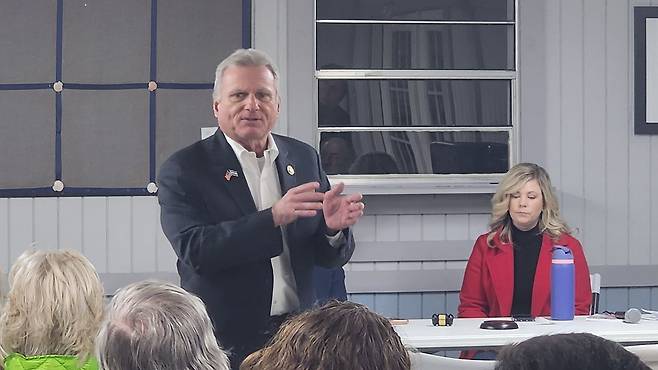 지난달 15일(현지시간) 미국 조지아주 서배나 몽고메리 카운티에서 열린 공화당 연방 하원의원 후보자 정견 발표회에 이 지역의 현직 하원의원인 버디 카터가 참석해 지역 공화당원들과 대화하고 있다. 서배나 지난해 9월 한국인 근로자를 포함한 400여명이 미 이민당국에 구금되는 사태가 벌어졌다. 카터 의원은 11월 중간선거 때는 상원의원직에 도적할 예정이고, 그의 후임 하원의원 선거엔 한국계 유진 유(한국명 유진철)가 후보로 등록하고 당내 경선을 치르고 있다. 서배나=강태화 특파원