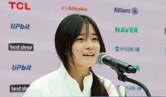 스노보드 여자 하프파이프에서 금메달을 따낸 최가온이 14일(현지시간) 이탈리아 밀라노의 빌라 네키 캄필리오에 마련된 코리아하우스에서 기자회견 하고 있다. 김종호 기자 20260214