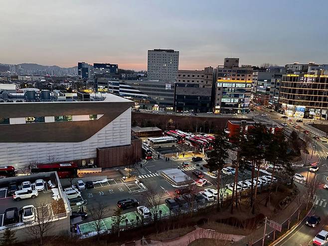 지난 2월 6일 금요일 퇴근 무렵 강원혁신도시 국민건강보험공단 주차장에 대기 중인 통근버스로 직원들이 향하고 있다. 건보공단은 현재 금요일을 제외한 평일 통근버스를 운영하고 있지 않다고 밝혔다. 김홍준 기자