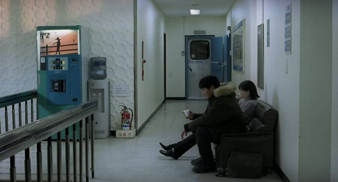 '봄날은 간다' 속 녹음실 복도. / 사진. © 넷플릭스