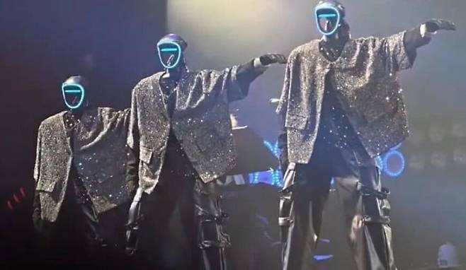 올 춘제(중국 음력 설)에 중국의 로봇 굴기가 다시 한번 세계 무대에 과시 될 전망이다. 중국의 대표 로봇 기업들이 춘제 갈라쇼(특집 공연) 준비에 주력하고 있다. 바이두 캡처