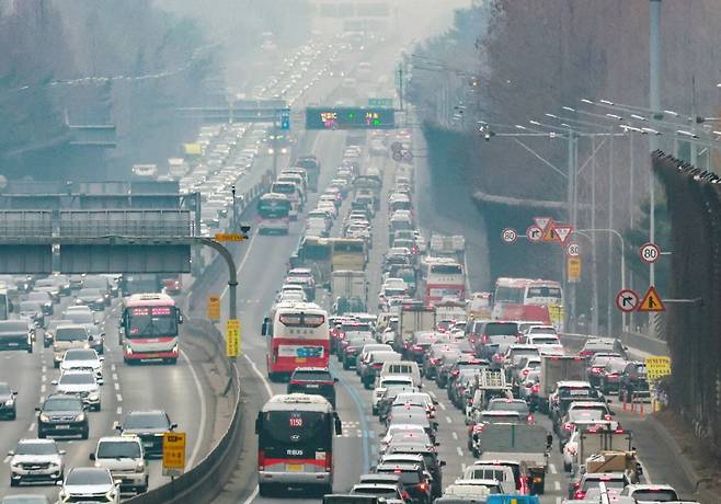설 연휴를 하루 앞둔 13일 서울 서초구 잠원IC 인근 경부고속도로 하행선이 정체를 빚고 있다. 한국도로공사에 따르면 이날 전국에서 554만 대가 고속도로를 이용하며 수도권에서 지방으로 47만 대, 지방에서 수도권으로 44만 대가 이동할 것이라 밝혔다./사진=뉴스1