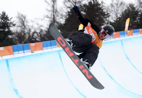 Lee Chae-un competes in the 2024 Gangwon Winter Youth Olympic Games' halfpipe category on Feb. 1, 2024, at the Welli Hilli Park Ski Resort in Hoengseong County, Gangwon. [YONHAP]