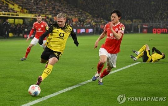 상대의 돌파를 저지하려는 마인츠 이재성(앞줄 오른쪽). / 사진=연합뉴스