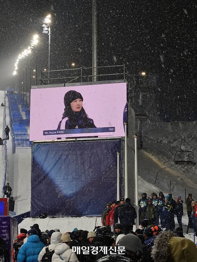 지난 13일(한국시간) 동계올림픽 스노보드 여자 하프파이프 시상식에서 박희진 FIS TD가 시상자로 나서 준비하고 있는 모습이 전광판에 나타나고 있다. 김지한 기자