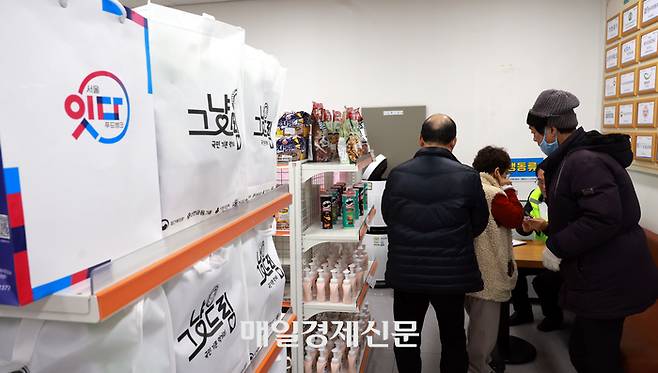 서울 영등포구 영등포사랑나눔푸드뱅크·마켓 1호점에서 이용객들이 줄을 서 있다. [김재훈 기자]