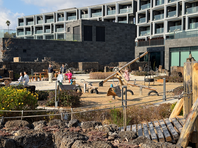 외부 산책로로 들어갈 수 있는 키즈 놀이터 / 사진=권효정 여행+ 기자