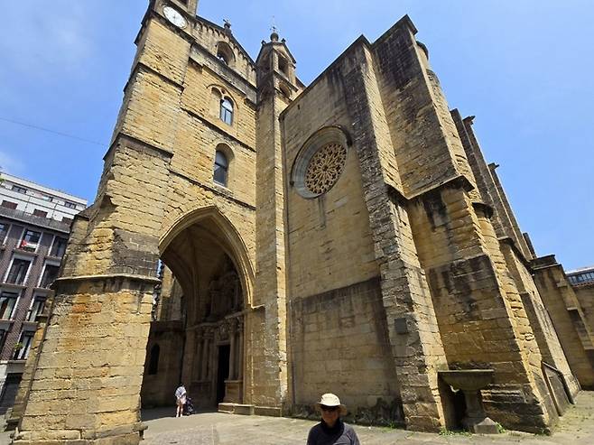 ​산 세바스티안의 산 비센테 교회 / 사진 = 미다스북스