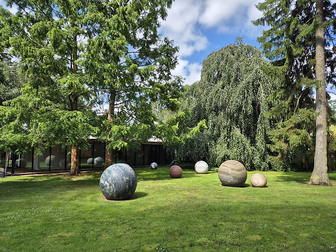 미술관의 간판인 알리샤 크바데의 돌 지구본 [Pars pro Toto] ©김슬기