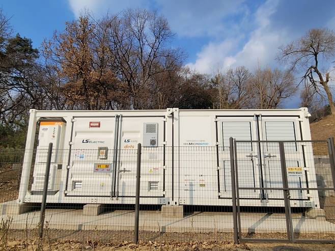 왼쪽부터 전력변환장치(PCS), 배터리에너지저장장치(BESS), 마이크로그리드를 실시간으로 제어하는 MG 컨트롤러가 배치돼 있다./사진=권다희 기자