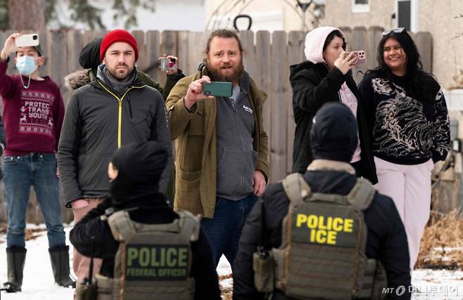 (미니애폴리스 AFP=뉴스1) 윤다정 기자 = 5일(현지시간) 미네소타 미니애폴리스에서 시민들이 이민세관단속국(ICE) 요원들을 경계하며 이들의 모습을 촬영하고 있다. 2026.02.05.  ⓒ AFP=뉴스1  Copyright (C) 뉴스1. All rights reserved. 무단 전재 및 재배포,  AI학습 이용 금지. /사진=(미니애폴리스 AFP=뉴스1) 윤다정 기자