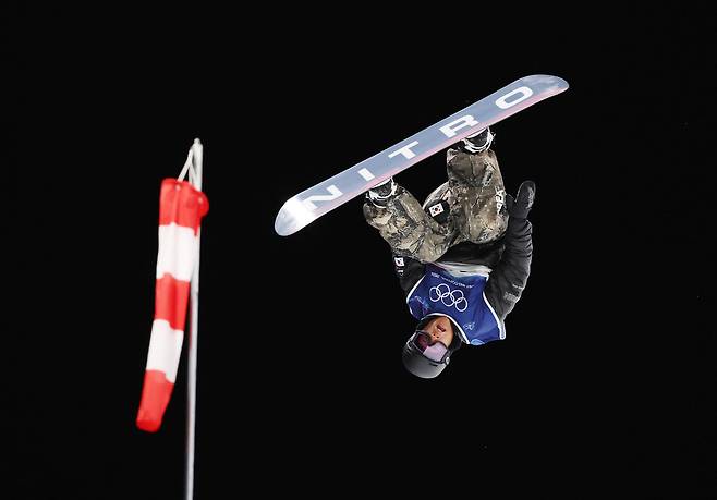14일 이탈리아 리비뇨 스노파크에서 열린 2026 밀라노-코르티나 동계올림픽 스노보드 남자 하프파이프 결선에서 이채운이 3차시기 경기를 펼치고 있다. [연합]
