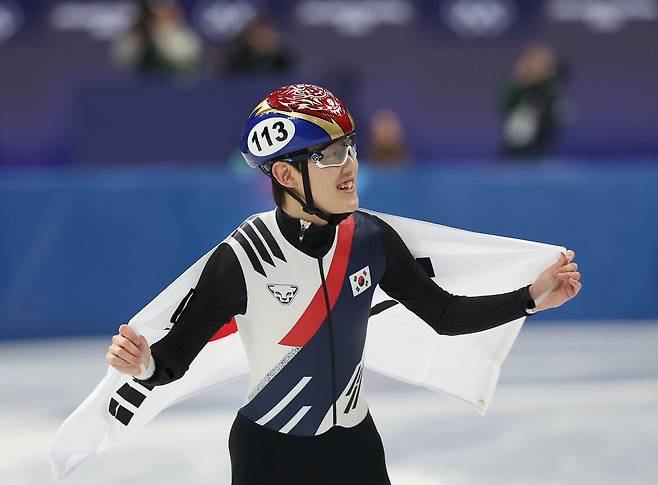 지난 13일 이탈리아 밀라노 아이스스케이팅 아레나에서 열린 2026 밀라노·코르티나 동계올림픽 쇼트트랙 남자 1000m 결승에서 동메달을 획득한 한국 임종언이 태극기를 몸에 두르고 기뻐하고 있다. [연합]