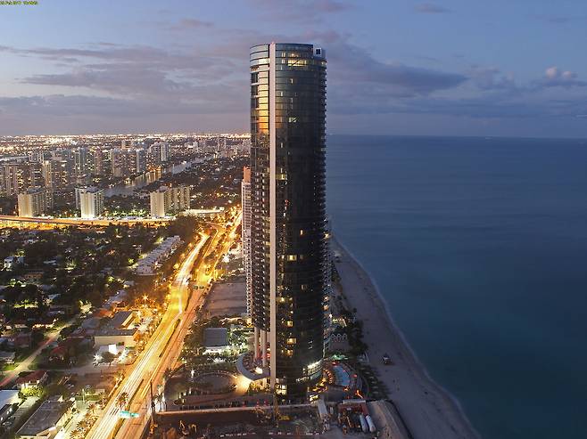 축구선수 리오넬 메시가 2019년 사들인 것으로 알려진 마이애미 포르쉐 디자인 타워 전경. [포르쉐 디자인 타워 홈페이지 갈무리]