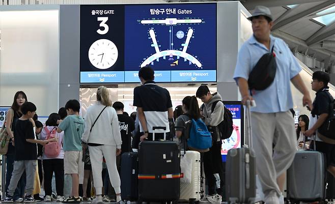 인천 중구 인천국제공항 제1터미널 출국장이 휴가를 떠나는 여행객들로 붐비고 있다. [영종도=임세준 기자]