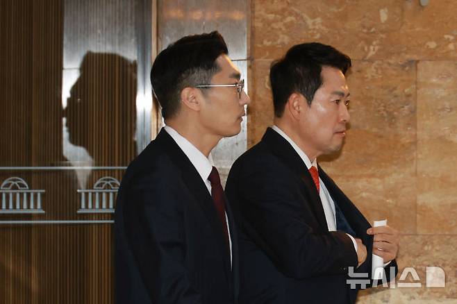 [서울=뉴시스] 고승민 기자 = 장동혁 국민의힘 대표가 지난 12일 서울 여의도 국회에서 열린 의원총회 참석 후 의총장을 나와 이동하고 있다. 2026.02.12. kkssmm99@newsis.com