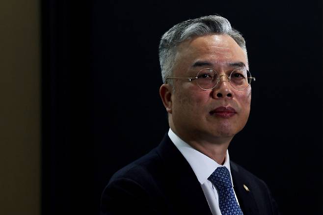 3대(내란·김건희·채해병) 특검의 미진한 부분과 새로운 의혹을 수사하는 2차 종합특검에 임명된 법무법인 지평 소속 권창영 특검이 6일 서울 중구 소속 법률사무소로 출근해 취재진의 질문을 경청하고 있다. 연합뉴스