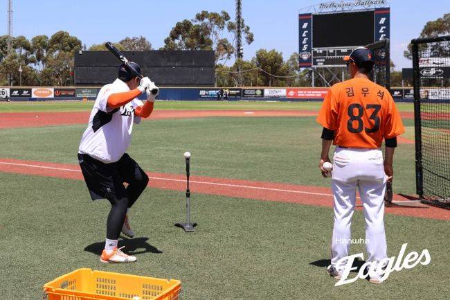 김경문 감독이 이끄는 한화 이글스는 14일 호주 멜버른 볼파크에서 멜버른 에이시스와의 두 번째 연습경기를 가졌다. 전날 첫 경기에서 젊은 선수들 위주로 등판해 2-6으로 졌고, 이날은 3안타에 그치며 1-4로 패배해 연습경기 2연패에 빠졌다. 한화 이글스