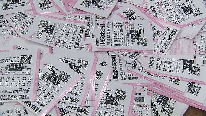 ** 로또 모바일 판매, 편리함 뒤 뜨거운 논란… 판매점주 '생존권' 외치는 이유
**