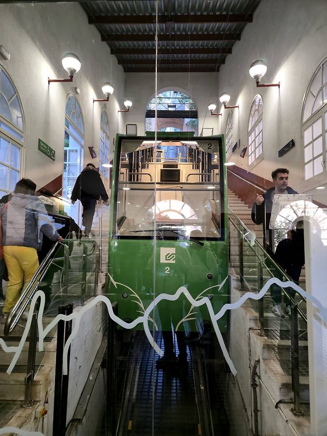 전망대 오르는 산 조안 푸니쿨라.