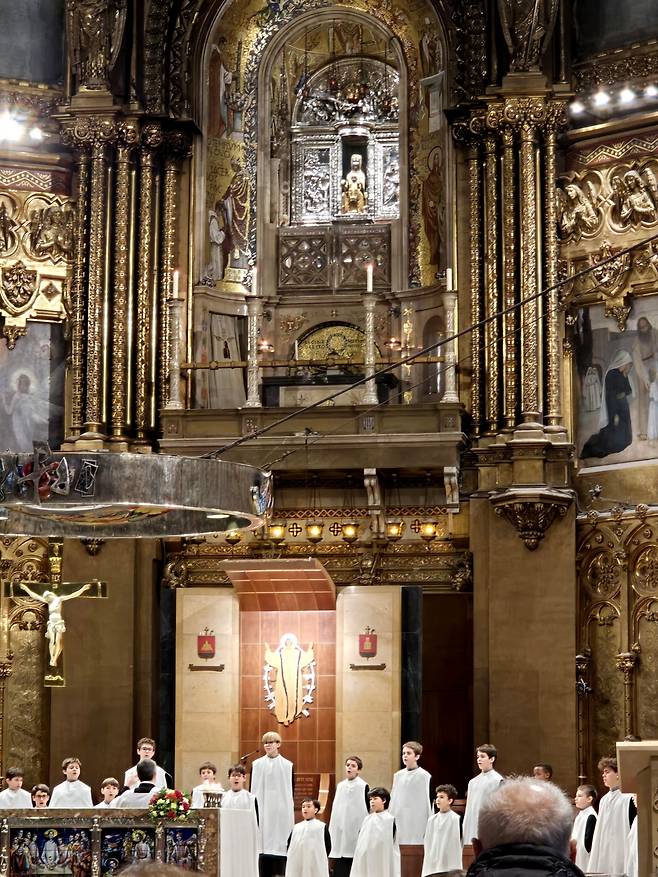 소년합창단 뒤로 보이는 검은 성모상.