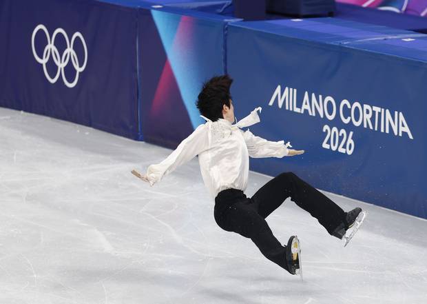 점프 연기를 펼치던 중 넘어지는 차준환. 연합뉴스