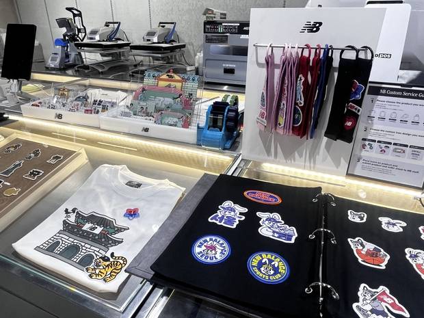 뉴발란스 명동점에서 체험할 수 있는 커스텀 서비스. 노현영 기자