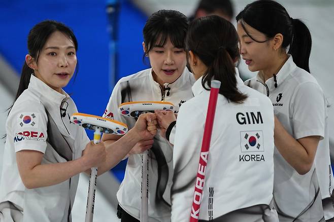 한국 여자컬링대표팀이 14일(한국시간) 코르티나 컬링 스타디움서 열린 라운드로빈 3차전서 영국을 꺾고 1패 후 2연승을 질주했다. 코르티나ㅣAP뉴시스
