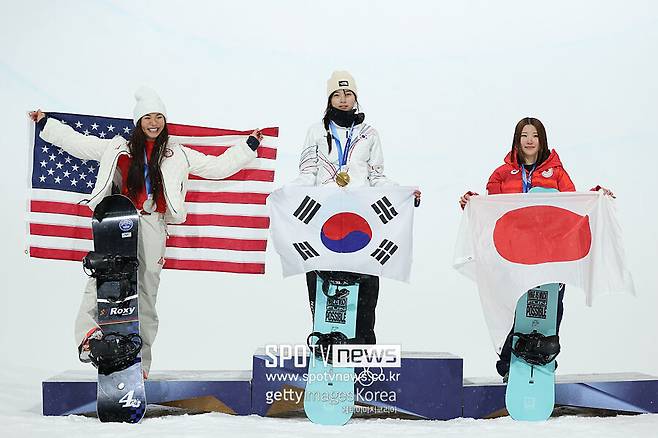 ▲ 스노보드 여자 하프파이프 메달리스트들이 각자의 국기를 들고 시상대에 섰다. 왼쪽부터 미국의 클로이 킴, 한국의 최가온, 일본의 오노 미쓰키.